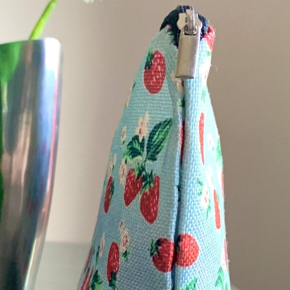 Large Vintage Strawberries Strawberry Flowers Zippered Pouch Cosmetic Travel Bag - Picture 3 of 5